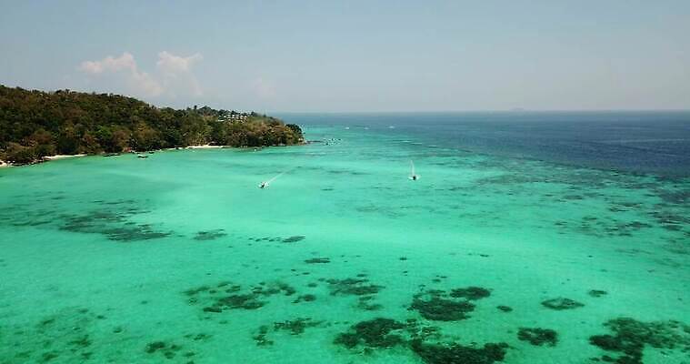 나무 아시아 모래 파도 바다 컬러 섬 여행 요트 태국 자연 하늘 휴가 열대 산 안테나 사람없음 초록색 물 파란색 야자수 만 보트 산호 언덕 마야 항공촬영 드론 터키석 파라다이스 푸켓 그리너리 4K MP4 해외동영상 클립영상 자연요소 식물 나라 뷰포인트 배_교통 통신 자포동물 보석 생태계 마야문명 동영상 파일형식 트랜드컬러