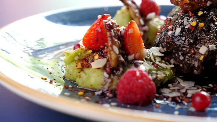 접시 음식 백그라운드 채소 과일 육류 돼지고기 스테이크 요리 사람없음 식당 식사 저녁식사 샐러드 소고기 양념 그릴 바비큐 굽기 향신료 석류 후추 양고기 로즈메리 점심식사 송아지고기 맛있는 4K MOV 해외동영상 클립영상 식기 식재료 주방용품 서양음식 상점 구이 허브 동영상 향미료 파일형식