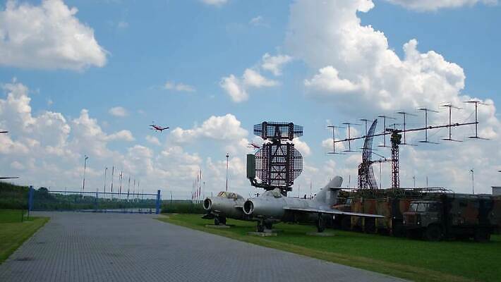 구름 백그라운드 2 하늘 비행기 사람없음 빛 금속 화물 전시회 항공 군용 프로펠러 대패 착륙 폭격기 4K MOV 해외동영상 클립영상 자연요소 무기 항공교통 재질 대중교통 군대 전시 운송업 동영상 파일형식