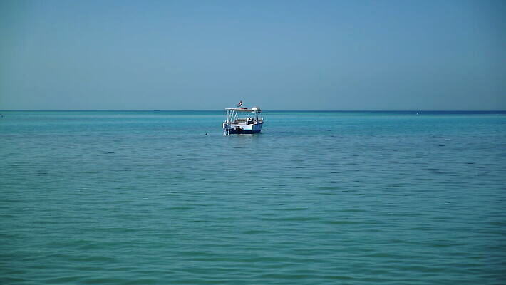 1 산업 벽 파도 바다 여행 하늘 아침 이집트 사람없음 물 파란색 컬러풀 반사 평화 어둠 침묵 고요 흰색 깃발 어선 보트 분위기 재산 고독 매끈함 작음 수도꼭지 어장 구명용품 생태학 옛날 줄서기 혼자 세관 안락 비어있는 4K MOV 해외동영상 클립영상 주간 자연요소 교육 감정 컬러 컨셉 배_교통 모션 아프리카 금융 소리 감각 안전장비 크기 동영상 파일형식 관세청