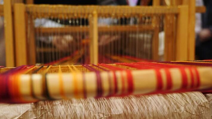 직업 손 디자인 옷 유럽 산업 아시아 문화 백그라운드 비즈니스 주택 기술 미술 여러명 사람없음 빨간색 컬러풀 노란색 유행 검은색 기계 골동품 직물 면 역사 실 천 섬유 수공예 솜씨 옛날 전용 짜기 처음 핸드메이드 MOV 해외동영상 클립영상 나라 컬러 다수 모션 문화예술 사람 건물 신체부위 공예 동영상 파일형식