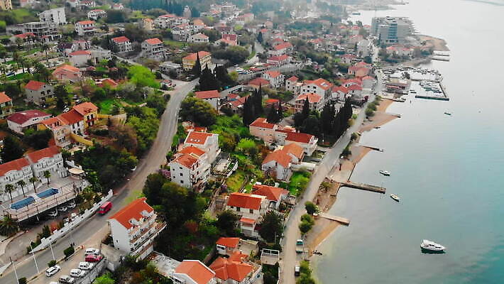 외관 유럽 도로 바다 여행 건축양식 자동차 자연 휴가 산 주택 안테나 파노라마 해변 사람없음 야외 건물 파란색 햇빛 마을 봄 도시 보트 작음 지중해 지역 타운 항공촬영 드론 몬테네그로 MOV 해외동영상 클립영상 건축물 계절 건축 나라 길 육상교통 뷰포인트 컬러 배_교통 통신 교통시설 촬영기법 태양 크기 생태계 동영상 파일형식