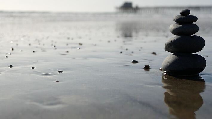모래 파도 바다 로우앵글 불교 사람없음 아웃포커스 물 쌓기 평화 조약돌 분위기 닫기 소프트포커스 균형 피라미드 보케 흙더미 구성 평형 반복 4K MP4 해외동영상 클립영상 자연요소 건축물 종교 뷰포인트 컨셉 모션 촬영기법 수영 흙 돌_바위 동영상 랜드마크 파일형식 더미