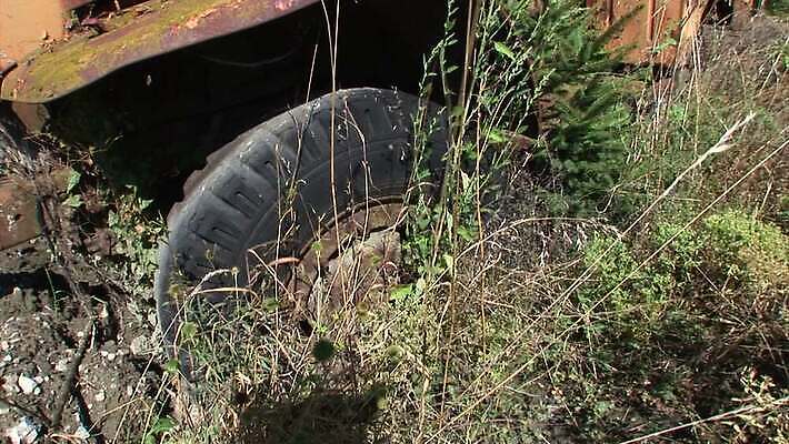 교통시설 자동차 사람없음 손상 수확 골동품 바퀴 플랫 닫기 버리기 향수 부식 복고 타이어 파열 고물상 구식 단절 옛날 중고 MP4 해외동영상 클립영상 육상교통 교통 컨셉 농업 모션 화장품 시설 동영상 파일형식
