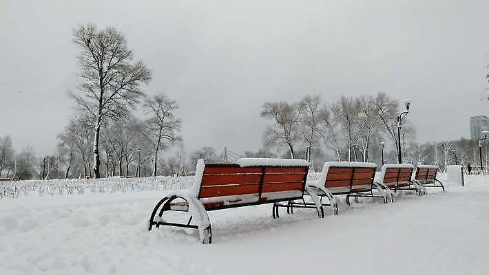 나무 계절 공원 도로 길 조각 여행 겨울 가로등 벤치 자연 하늘 날씨 휴식 파노라마 사람없음 야외 건물 빛 환경 냉동 얼음 침묵 추위 흰색 램프 도시 눈송이 시원함 버드나무 서리 장면 북쪽 타운 내추럴 미루나무 우크라이나 눈내림 4K MOV 해외동영상 클립영상 자연요소 식물 건축물 공공시설 유럽 컬러 컨셉 의자 교통시설 조명 눈_날씨 촬영기법 소리 방향 생태계 동영상 파일형식
