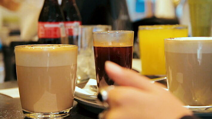 라이프스타일 손 커피 음료 오렌지 과일 유리 탁자 휴식 따뜻함 건강 사람없음 컵 갈색 노란색 파티 요식업 식당 어둠 주스 카페 우유 머그컵 추위 흰색 축하 신선 조끼 바 뜨거움 액체 닫기 달콤 웨이트리스 계산대 상쾌 바쁨 서빙 망고 아메리카노 카푸치노 카페테리아 에스프레소 라떼 MOV 해외동영상 클립영상 식기 감정 산업 컬러 가구 컨셉 모션 재질 유제품 이벤트 생활 신체부위 상점 외투 맛 종업원 열대과일 동영상 파일형식