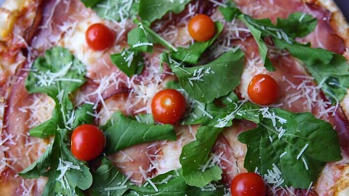 음식 조각 토마토 채소 방울토마토 치즈 피자 사람없음 빨간색 식당 식사 저녁식사 이탈리아 껍질 맛 브로콜리 굽기 속도 올리브 점심식사 모짜렐라치즈 오레가노 채식주의자 비건 맛있는 4K MP4 해외동영상 클립영상 열매 유럽 컬러 컨셉 유제품 패스트푸드 서양음식 상점 구이 채식 동영상 파일형식
