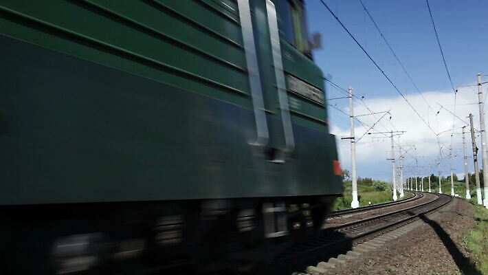 나무 구름 산업 교통시설 하늘 사람없음 금속 검은색 기찻길 회색 기차 화물 도시 업무 전철 상품 승합차 부식 러시아 무거움 동영상 단상 방법 선로 철강 HD MOV 해외동영상 클립영상 자연요소 식물 유럽 육상교통 컬러 교통 승용차 재질 대중교통 운송업 작업 무게 시설 파일형식