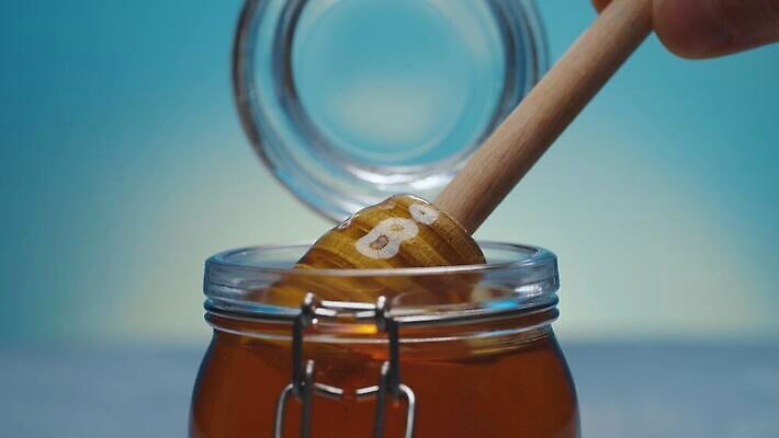 라이프스타일 음식 모션 유리 디저트 주택 실내 건강 사람없음 내부 목재 치료 노란색 숟가락 흐름 신선 항아리 황금 붓기 닫기 달콤 맛 떨어짐 에코 유기농 회전 파란배경 꿀 내추럴 되감기 4K MOV 해외동영상 클립영상 나무 웰빙 컬러 백그라운드 컨셉 재료 의학 재질 수저 건물 생활 파란색 환경 도자기 동영상 파일형식