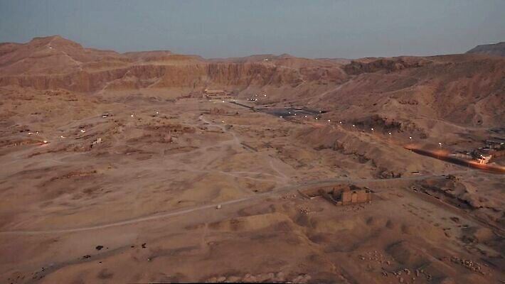 문화 여행 아침 휴가 산 안테나 이집트 사람없음 조각상 황혼 바위 기둥 사찰 재산 땅 사암 동영상 천연기념물 항공촬영 랜드마크 옛날 조감도 파라오 MP4 해외동영상 클립영상 주간 건축 뷰포인트 통신 종교건축 아프리카 금융 조형물 일몰 돌_바위 파일형식