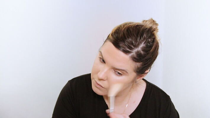 백인 모델 직업 응시 여자 얼굴 백그라운드 한명 사람 성인 뷰티 유행 카메라 화장품 거울 흰색 붓 화려 우아함 가루 눈썹 속눈썹 볼터치 피부 입술 마스카라 윤곽 예술가 아이섀도 내추럴 넣기 방법 아이라이너 연지 스타일 신청 MOV 해외동영상 클립영상 서양인 1 시선 컬러 컨셉 모션 신체부위 전자제품 화장 동영상 파일형식