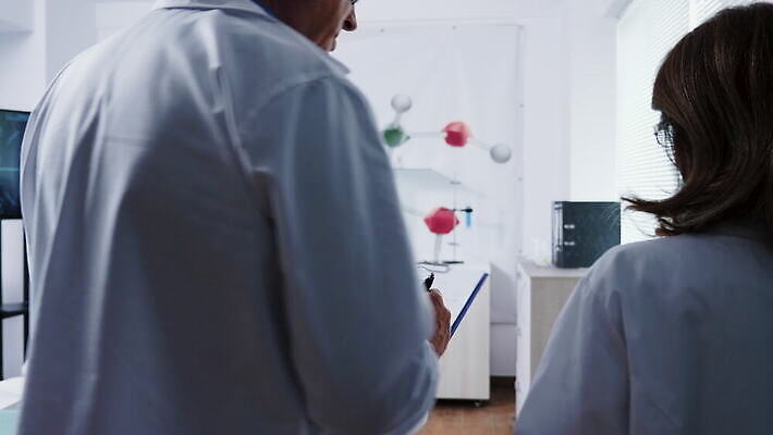 직업 여자 남자 산업 과학 건강 현미경 실험 사람 사람없음 스터디 컴퓨터 약 스크린 장비 의사 코트 업무 작업 그룹 센터 실험실 연구원 과학자 분석 시설 생물학 튜브 공학 발견 조제 개발 돌봄 백신 유전 화학자 4K MOV 해외동영상 클립영상 교육 컨셉 의학 모션 실험기구 전자제품 학습 외투 의료진 만들기 동영상 학자 파일형식