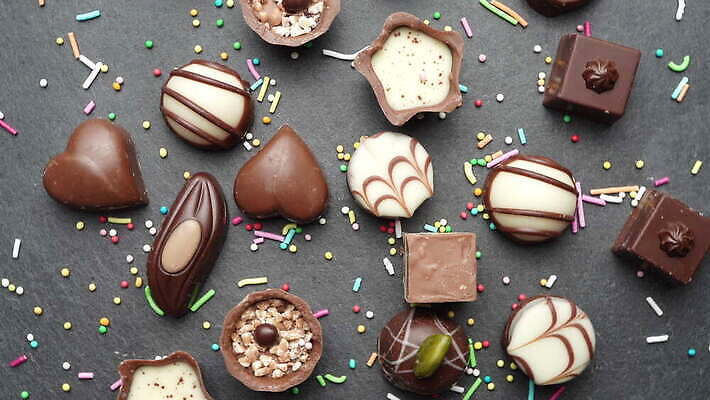 음식 컬러 백그라운드 디저트 파스타 사탕 사람없음 장식 세트 갈색 초콜릿 어둠 흰색 원형 그룹 닫기 달콤 맛 상품 작음 유혹 설탕 수집 먹기 가득함 크림 오브젝트 흰배경 호두 코코넛 모음 코코아 고립 특별함 프랄린 전경 맛있는 4K MOV 해외동영상 클립영상 도형 음료 컨셉 과일 모션 서양음식 풍경 한글 견과류 크기 동영상 파일형식 탑뷰