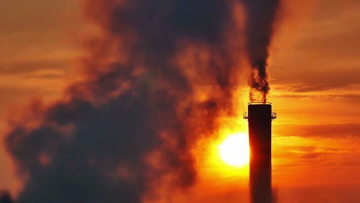 식물 실루엣 산업 공장 하늘 굴뚝 사람없음 글로벌 햇빛 태양 일출 환경 힘 일몰 손상 에너지 독약 오염 분위기 연기 수증기 연료 가스 배기가스 생태학 스모그 화학물질 4K MOV 해외동영상 클립영상 자연요소 교육 컨셉 공업 촬영기법 노을 화학 동영상 파일형식