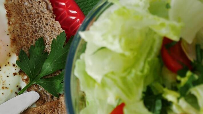 전통 음식 다이어트 아침 건강 요리 사람없음 케이크 계란 식사 저녁식사 샐러드 신선 아침식사 굽기 팬케이크 프랑스어 점심식사 노르망디 단백질 짠맛 핸드메이드 크레이프 맛있는 4K MP4 해외동영상 클립영상 주간 문자 디저트 알 맛 구이 동영상 영양소 파일형식