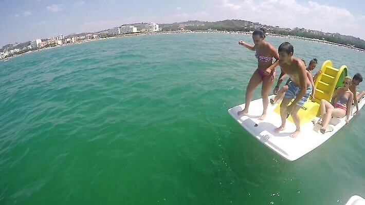 행복 호수 바다 여행 가족 모션 휴가 함께함 사람 앉기 소년 사람없음 야외 물 여름 친구 비키니 노란색 여행객 점프 기쁨 연못 보트 그룹 휴양지 히스패닉 느림 페달 MOV 해외동영상 슬로모션 클립영상 자연요소 계절 남자 수영복 감정 어린이 컬러 컨셉 배_교통 관계 촬영기법 장소 동영상 파일형식