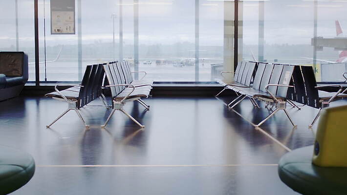 시계 여행 의자 비즈니스 창문 휴식 거리 실내 안전 사람 사람없음 내부 건물 침묵 휴게실 기다림 비엔나 오스트리아 바이러스 보호 공항 출발 번짐 지역 승객 예약 터미널 스타일 코로나바이러스 사회적거리두기 비어있는 4K MOV 해외동영상 클립영상 건축물 유럽 캠페인 가구 컨셉 교통시설 모션 소리 동영상 파일형식 효과