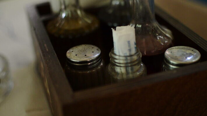 모양 식기 음식 컬러 조각 백그라운드 유리 탁자 표면 서브 사람없음 목재 빛 세트 상자 금속 주방 식당 식사 고급 닫기 아침식사 은색 컨테이너 먹기 향신료 서비스 냅킨 소금 후추 설정 내추럴 점심식사 보유 셰이커 MOV 해외동영상 클립영상 나무 산업 가구 컨셉 재료 모션 재질 상점 동영상 향미료 파일형식