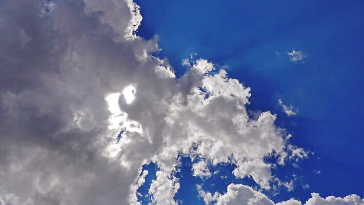 구름 컬러 백그라운드 자연 하늘 날씨 풍경 사람없음 야외 가로 여름 파란색 빛 햇빛 태양 우주 환경 흰색 전원 분위기 장면 천국 솜털 스카이라인 내추럴 오존 적란운 천창 유일 4K 타임랩스 MOV 해외동영상 클립영상 자연요소 계절 컨셉 촬영기법 전기에너지 생태계 동영상 파일형식 구름_자연