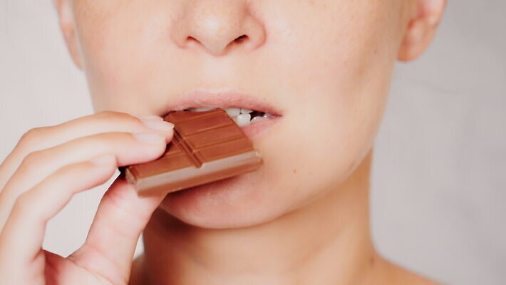 백인 라이프스타일 손 여자 얼굴 음식 백그라운드 다이어트 회색배경 디저트 실내 사탕 한명 성인 초콜릿 바 입 닫기 달콤 맛 설탕 먹기 입술 목 주근깨 진짜 맛있는 4K MOV 해외동영상 클립영상 서양인 1 컨셉 모션 건강 사람 내부 생활 신체부위 회색 점 동영상 파일형식