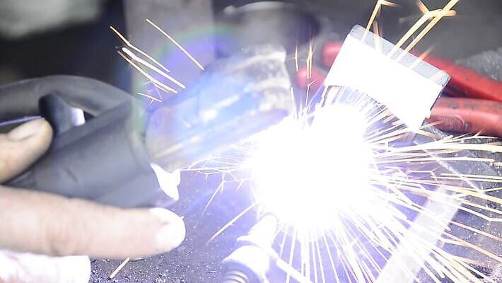 식물 직업 산업 공장 교실 불 불꽃 노동자 실내 사람 사람없음 파란색 빛 금속 기계 장비 잡기 업무 뜨거움 연기 보호 헬멧 종업원 파이프 동영상 용접 타격 HD MOV 해외동영상 클립영상 자연요소 교육 컬러 컨셉 공업 학교 모션 재질 내부 작업 보호장비 파일형식