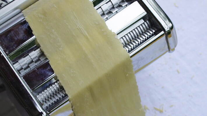 손 여자 줄 음식 빵 탁자 추상 주택 건조 파스타 건강 스파게티 관리 사람 사람없음 햇빛 노란색 기계 이탈리아 면 업무 수프 자르기 시리얼 국수 반죽 만들기 밀가루 라비올리 라자냐 마카로니 이스트 특별함 핸드메이드 토르텔리니 4K MOV 해외동영상 클립영상 유럽 컬러 가구 컨셉 무늬 모션 서양음식 건물 신체부위 태양 면류 작업 이탈리아음식 가루 동영상 파스타면 파일형식