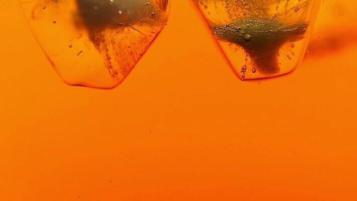 음료 모션 유리 사람없음 옆모습 냉동 얼음 검은색 주스 거품 추위 칵테일 항아리 투명 액체 닫기 냄비 미끄럼틀 컨테이너 찻주전자 크리스탈 큐브 묘사 준비 상쾌 함선 각도 느림 떨림 버번 위스키 MOV 해외동영상 클립영상 자연요소 감정 산업 뷰포인트 컬러 배_교통 재질 주전자 주류 도자기 솥 놀이기구 광석 동영상 파일형식