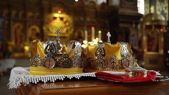전통 드레스 행복 종교 꽃다발 결혼 결혼식 왕관 기념 실내 사랑 이벤트 사람없음 내부 낭만 흰색 반지 우아함 성직자 통로 신성 약혼 성찬식 신앙심 MOV 해외동영상 클립영상 옷 꽃 감정 컬러 컨셉 장신구 약속 동영상 파일형식