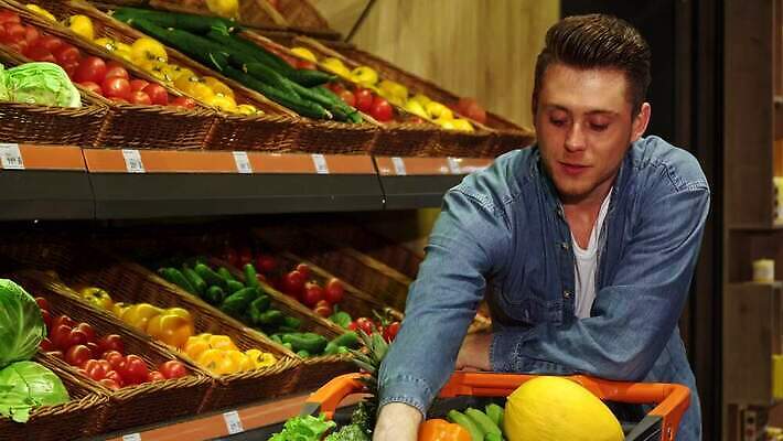 백인 잡화 남자 음식 포즈 채소 선반 파프리카 쟁반 건강 손잡이 한명 미소 사람 성인 쇼핑 세일 상점 기댐 카트 신선 시장 선택 구매 상품 쇼핑몰 고객 유기농 진열장 상업 냄새 비타민 소매 슈퍼마켓 매각 숙성 4K MOV 해외동영상 클립영상 서양인 1 웰빙 가구 컨셉 모션 표정 동영상 영양소 파일형식