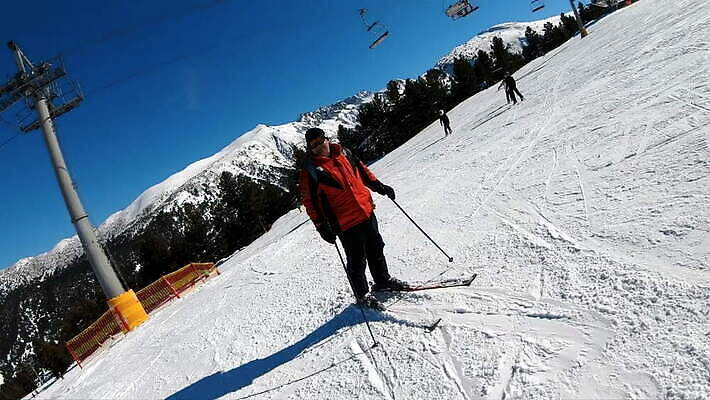 백인 라이프스타일 계절 남자 유럽 안경 스포츠 여행 겨울 모션 자연 하늘 휴가 스키 고글 산 서기 미소 사람 풍경 성인 취미 야외 반사 추위 흰색 잡기 헬멧 그림 산등성이 스키선수 느림 불가리아 선로 반스코 MOV 해외동영상 슬로모션 클립영상 서양인 잡화 나라 컬러 겨울스포츠 운동선수 촬영기법 표정 생활 보호장비 생태계 동영상 파일형식 남유럽