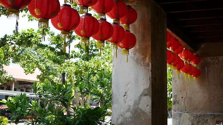 나무 식물 전통 디자인 외관 아시아 종이 문화 백그라운드 잎 태국 거리 기념 매달리기 동양인 사람없음 야외 건물 장식 빨간색 초록색 세트 정원 맑음 축제 중국 화목 침묵 등불 램프 축하 다발 심볼 천장 차이나타운 콘크리트 많음 그리너리 춘절 4K MP4 해외동영상 클립영상 건축물 명절 나라 컬러 컨셉 모션 날씨 조명 인종 관광지 소리 중국전통 동영상 파일형식 트랜드컬러