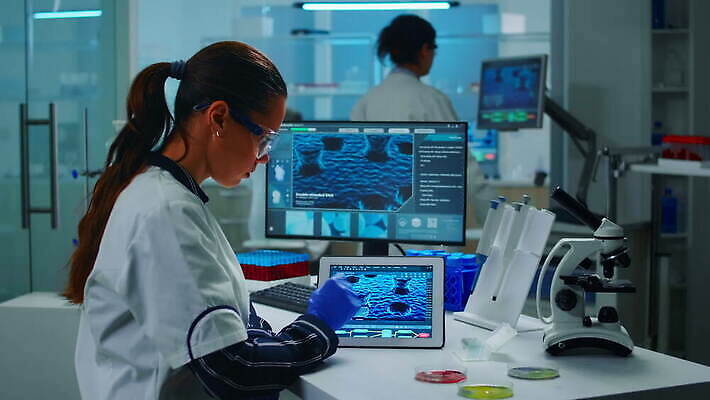 직업 과학 건강 병원 현미경 실험 컴퓨터 알약 약 장비 의사 가리킴 실험복 업무 기술자 엔지니어 실험실 바이러스 어플리케이션 생명공학 연구원 과학자 분석 동료 생물학 하이테크 미생물 개발 백신 화학물질 화학자 4K MOV 해외동영상 클립영상 교육 컨셉 의학 관계 생물 기술 실험기구 손짓 전자제품 의료진 가운 작업 화학 동영상 학자 파일형식