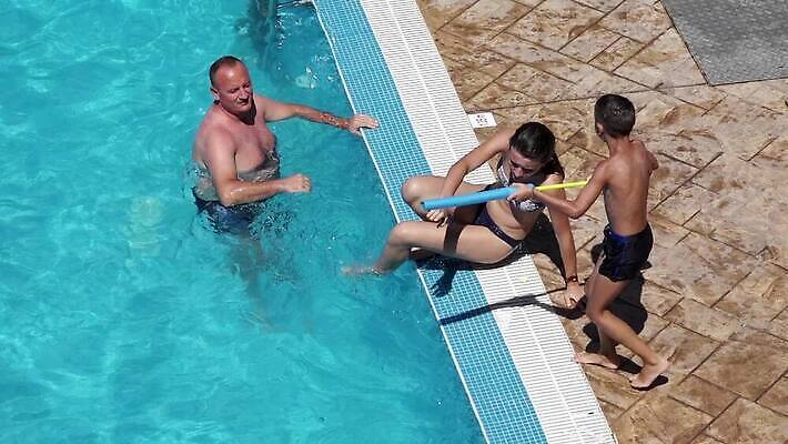 백인 남자 행복 감정 아들 어린이 장난 가족 모션 놀이 휴가 함께함 소년 야외 세명 물 장난감 태양 맑음 수영 활발 젖음 총 게임 표현 아빠 떨어짐 당구 휴양지 싸움 느림 섞기 총포 MP4 해외동영상 슬로모션 클립영상 자연요소 서양인 무기 컨셉 관계 날씨 촬영기법 사람 구기 장소 수상스포츠 동영상 파일형식