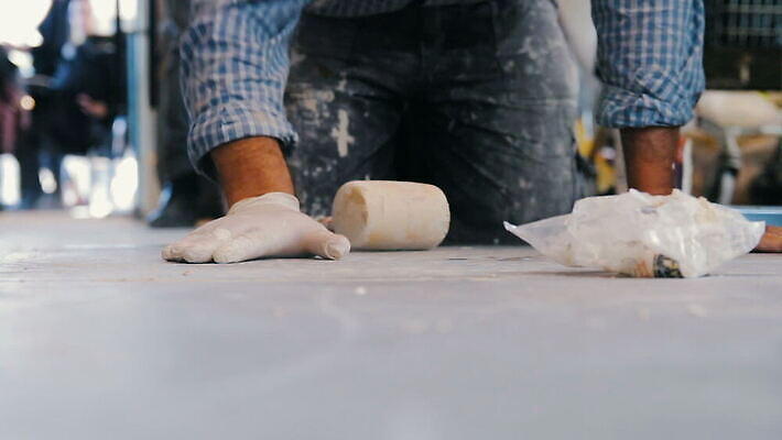 직업 산업 비즈니스 포장 표면 벽돌 노동자 바닥 실내 사람 사람없음 내부 건물 쌓기 블록 장비 건설현장 공구 업무 보행로 수리 망치 타일 시멘트 정리 개발 건축업자 공예가 넣기 미장 석고 석공 접착제 콘크리트 MOV 해외동영상 클립영상 건축물 건축 길 모션 건설업 도구 작업 풀_접착제 동영상 파일형식