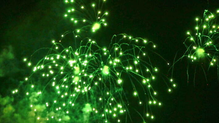 외관 기념일 행복 컬러 백그라운드 크리스마스 하늘 불 추상 휴가 불꽃 전등 기념 폭죽 불꽃놀이 이벤트 사람없음 물 빛 컬러풀 파티 검은색 축제 어둠 축하 생일 야간 저녁 파열 카운트다운 효과 4K MOV 해외동영상 클립영상 자연요소 감정 컨셉 무늬 놀이 조명 동영상 파일형식