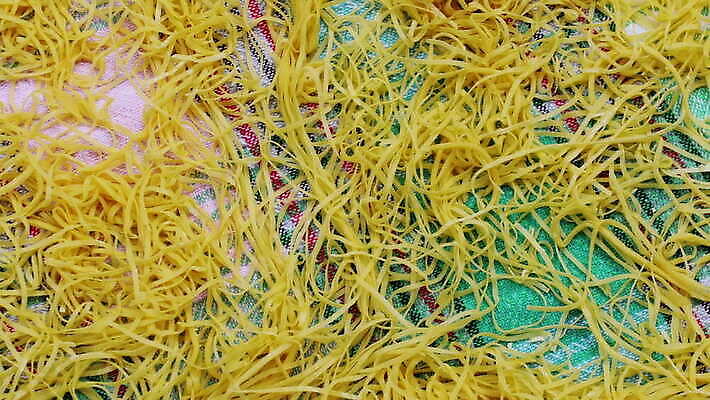 손 줄 음식 빵 탁자 주택 건조 파스타 건강 스파게티 사람없음 햇빛 노란색 이탈리아 면 업무 수프 자르기 시리얼 국수 반죽 밀가루 라비올리 라자냐 마카로니 이스트 핸드메이드 토르텔리니 4K MOV 해외동영상 클립영상 유럽 컬러 가구 모션 서양음식 건물 신체부위 태양 면류 작업 이탈리아음식 가루 동영상 파스타면 파일형식