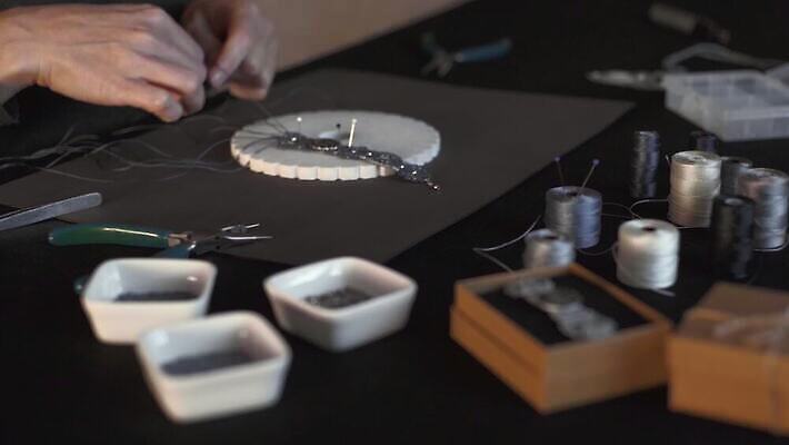 직업 디자인 여자 무기 컬러 비즈니스 목걸이 장신구 팔찌 직장 기술 창조 선물 미술 사람 취미 사람없음 귀걸이 공구 업무 화려 우아함 수리 제조 디자이너 보석 구슬 매듭 만들기 예술가 수공예 DIY 방법 엮은 오리지널 핸드메이드 장식술 4K MOV 해외동영상 클립영상 컨셉 회사 모션 문화예술 장식 도구 작업 광석 공예 동영상 파일형식