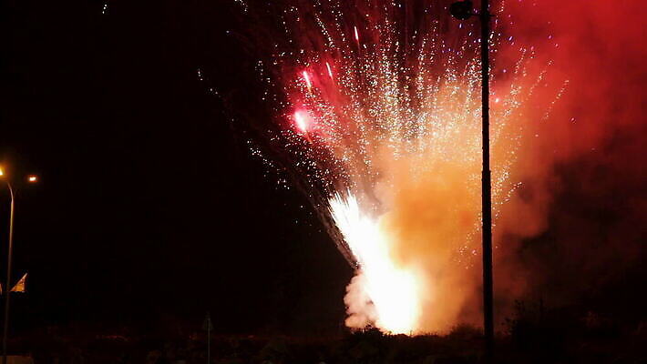 컬러 백그라운드 하늘 휴가 불꽃 새해 기념 폭죽 이벤트 사람없음 빛 컬러풀 파티 검은색 축제 어둠 활발 로켓 축하 도시 4 야간 저녁 폭발 파열 고립 광 독립기념일 블러 이스라엘 MOV 해외동영상 클립영상 자연요소 기념일 컨셉 불 숫자 동영상 서아시아 독립 파일형식