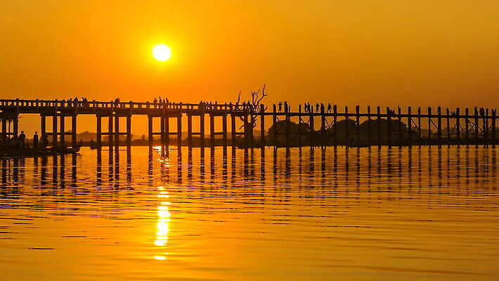 실루엣 호수 파도 여행 건축양식 자연 하늘 거리 그림자 사람 사람없음 건물 목재 강 컬러풀 태양 반사 여행객 걷기 황혼 일몰 연못 도시 보트 역사 저녁 나룻배 석호 랜드마크 미얀마 방법 버마 옛날 4K 타임랩스 MOV 해외동영상 클립영상 자연요소 나무 건축물 건축 아시아 바다 컬러 배_교통 재료 모션 촬영기법 노을 야간 생태계 동영상 파일형식
