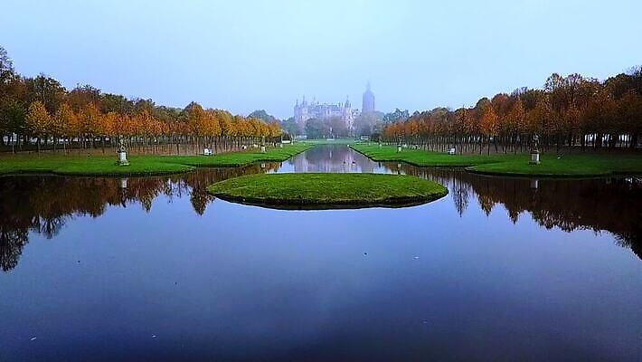 외관 응시 공원 유럽 호수 컬러 섬 여행 건축양식 자연 하늘 날씨 독일 안테나 파노라마 사람없음 야외 건물 물 여름 파란색 태양 탑 궁전 낭만 가을 도시 역사 동영상 랜드마크 옛날 MOV 해외동영상 클립영상 자연요소 건축물 시선 계절 공공시설 건축 나라 컨셉 고건축 통신 촬영기법 생태계 파일형식