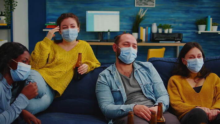 응시 행복 거실 아파트 주택 맥주 대화 가면 마스크 미소 웃음 사람없음 친구 소파 글로벌 파티 검은색 텔레비전 우정 펼침 마시기 바이러스 보호 예방 건배 번짐 다인종 섞기 소셜 코로나바이러스 사교적 뉴노멀 4K MOV 해외동영상 클립영상 시선 감정 컬러 컨셉 의자 관계 모션 주류 표정 말하기 인종 이벤트 건물 경제 전자제품 동영상 파일형식 효과