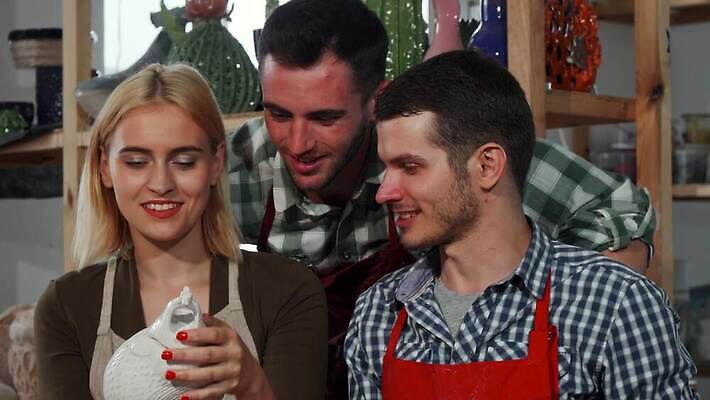 전통 남자 문화 조각 지도 사업가 통신 모바일 창조 미술 취미 장식 세명 친구 스마트폰 교사 우정 업무 도움 도자기 가르침 그룹 작업실 제조 연결 셀프카메라 공예 동료 예술가 점토 수공예 도예가 조각가 핸드메이드 콜라보레이션 4K MOV 해외동영상 클립영상 직업 교육 컨셉 관계 문화예술 사람 핸드폰 스마트기기 사진촬영 작업 동영상 파일형식