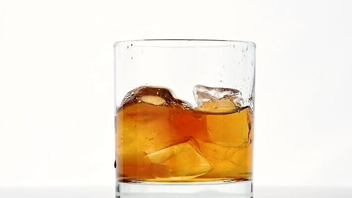 라이프스타일 문화 음료 로우앵글 백그라운드 유리 사람없음 옆모습 얼음 추위 마시기 흰색 물방울 알코올 칵테일 바 투명 던지기 닫기 떨어짐 가득함 큐브 상쾌 쏟아짐 고립 버번 브랜디 위스키 스플래쉬 카피스페이스 MP4 해외동영상 슬로모션 클립영상 자연요소 감정 뷰포인트 컬러 컨셉 모션 재질 주류 촬영기법 생활 공백 동영상 파일형식