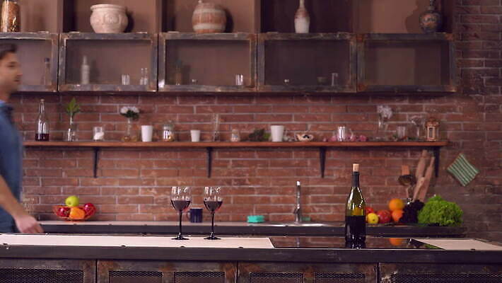 백인 라이프스타일 커플 드레스 기념일 남자 행복 음료 결혼 데이트 가족 관계 결혼식 남편 아파트 주택 기념 사랑 미소 웃음 사람 이벤트 성인 두명 빨간색 주방 와인 저녁식사 낭만 마시기 아내 날짜 플랫 우아함 저녁 다락방 스타일 4K MOV 해외동영상 클립영상 서양인 옷 감정 컬러 컨셉 모션 주류 표정 건물 생활 식사 야간 동영상 파일형식