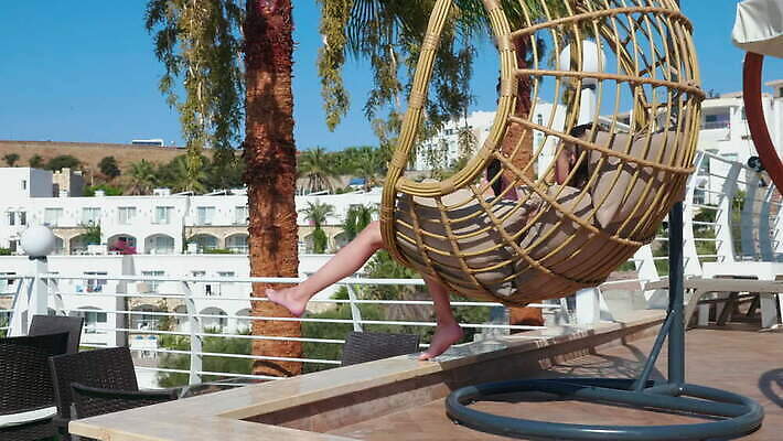 디자인 응시 여유 의자 호텔 모바일 휴가 휴식 매달리기 사람 앉기 야외 두명 10대 스마트폰 핸드폰 뷰티 정원 맑음 활발 고급 그네 휴양지 주말 해먹 등나무 안락 MOV 해외동영상 클립영상 나무 시선 감정 가구 컨셉 모션 청소년 숙소 날씨 전자제품 스마트기기 장소 침대 동영상 파일형식