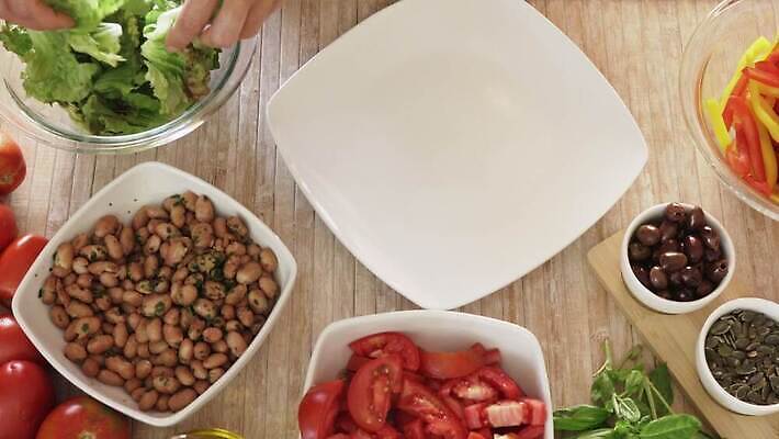 라이프스타일 음식 컨셉 다이어트 토마토 채소 콩 건강 요리 사람없음 빨간색 초록색 하이앵글 요리사 식사 샐러드 상추 허브 준비 올리브 레시피 영양분 채식주의자 플랫레이 비건 비건음식 4K MOV 해외동영상 클립영상 식물 직업 열매 뷰포인트 컬러 곡류 생활 플랫 채식 동영상 파일형식