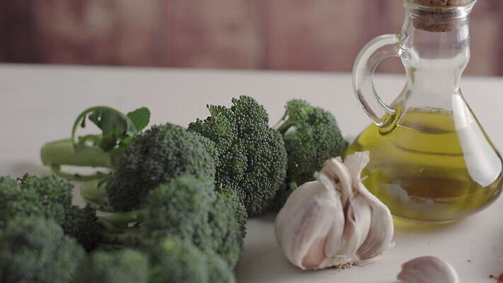 손 문화 음식 컬러 다이어트 탁자 건조 파스타 건강 마늘 요리 사람없음 노란색 주방 저녁식사 이탈리아 흰색 깃발 신선 그룹 브로콜리 지중해 먹기 날것 밀가루 성분 내추럴 점심식사 고립 바이오 진짜 탄수화물 페투치네 핸드메이드 카피스페이스 푸질리 4K MOV 해외동영상 클립영상 유럽 바다 가구 채소 식재료 모션 서양음식 신체부위 식사 공백 가루 동영상 파스타면 파일형식