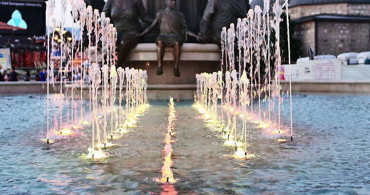 공원 파도 컬러 여행 자연 불 따뜻함 사람 사람없음 야외 물 파란색 빛 컬러풀 햇빛 태양 반사 파티 검은색 일몰 축하 도시 뜨거움 개울 떨어짐 야간 저녁 분수 쇼 분무기 마법 바르셀로나 일반 브로츠와프 파라다이스 4K MOV 해외동영상 클립영상 자연요소 공공시설 바다 컨셉 이벤트 강 노을 스페인 생태계 동영상 파일형식