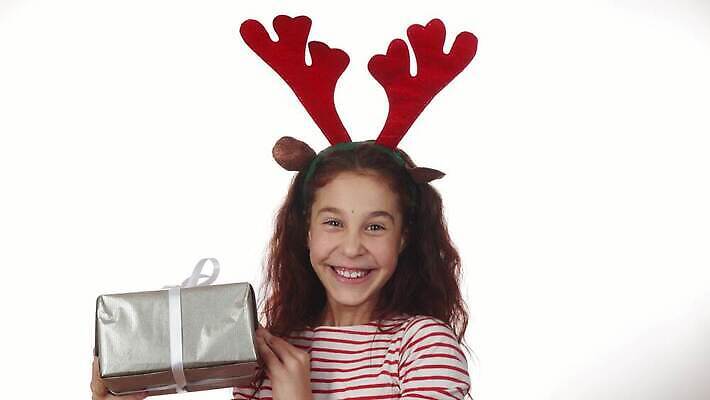 스튜디오촬영 여자 행복 어린이 크리스마스 가족 휴가 사슴 새해 기념 뿔 실내 선물 한명 미소 웃음 장식 빨간색 초록색 상자 장난감 산타클로스 파티 머리 어둠 기쁨 흰색 축하 시간 12월 피부 만족 흰배경 가면무도회 무료 크리스마스이브 4K MOV 해외동영상 클립영상 1 기념일 감정 컬러 백그라운드 컨셉 포유류 관계 표정 사람 이벤트 내부 신체부위 날짜 동영상 무도회 파일형식