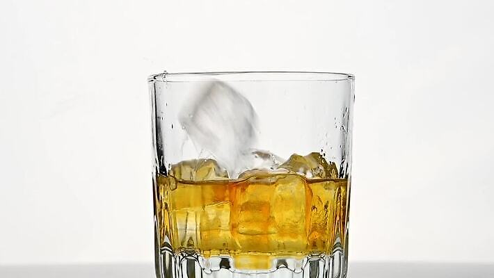 라이프스타일 문화 음료 로우앵글 백그라운드 유리 사람없음 옆모습 얼음 추위 마시기 흰색 물방울 알코올 칵테일 바 투명 던지기 닫기 떨어짐 가득함 큐브 상쾌 쏟아짐 고립 버번 브랜디 위스키 스플래쉬 카피스페이스 MP4 해외동영상 슬로모션 클립영상 자연요소 감정 뷰포인트 컬러 컨셉 모션 재질 주류 촬영기법 생활 공백 동영상 파일형식